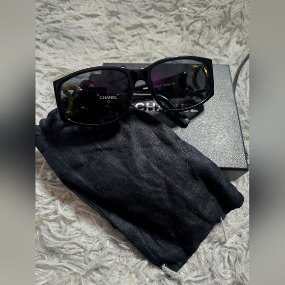 Chanel Black W/ Gold CC Sunnies✨️ (EUC)(NO SCRATCHES)(SEE PICS) - Picture 1 of 6